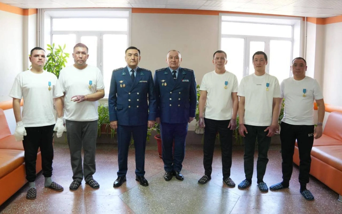 Полицейских, эвакуировавших жителей при взрыве газа в Шахтинске, наградили медалью &laquo;Ерлігі үшін&raquo;