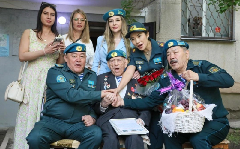 Ветерана Виктора Изюмникова поздравили в Алматы десантники и чемпионка мира Ангелина Лукас 