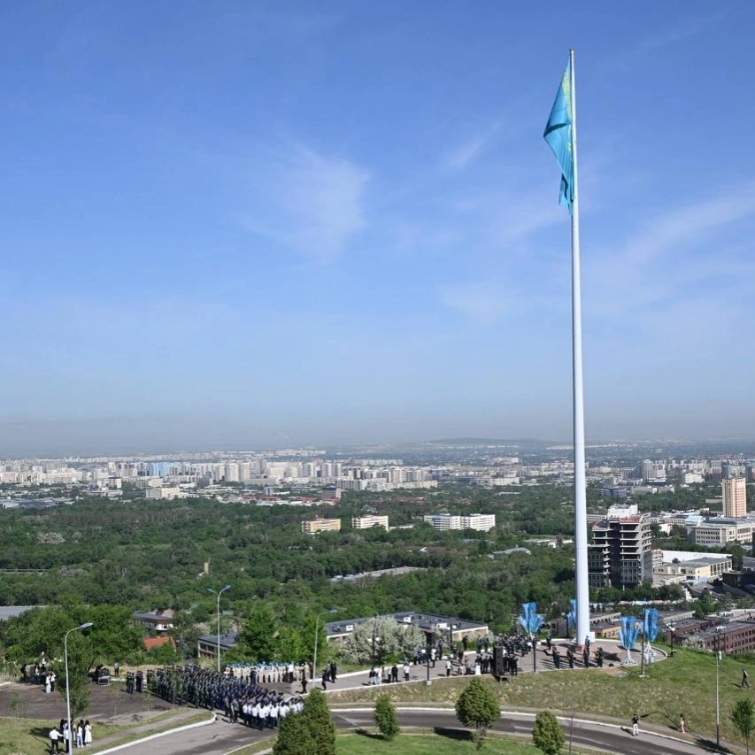 Государственный флаг торжественно подняли ко Дню защитника Отечества в Алматы