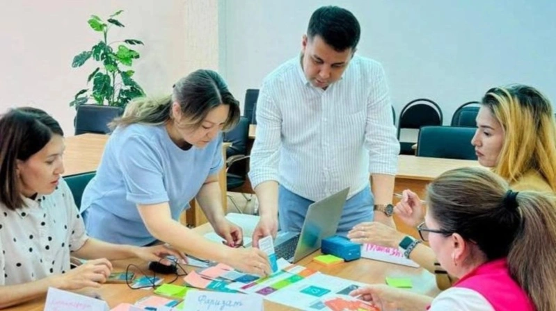 Қозоғистоннинг таълим муассасаларида қанча эркак ўқитувчи ишлайди