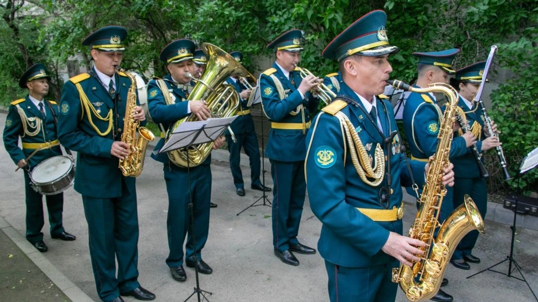 Алматы өңірлік гарнизонының әскери қызметшілері ардагер десантшыны құттықтады 