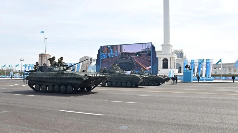 Каким вооружением и военной техникой оснащена казахстанская армия