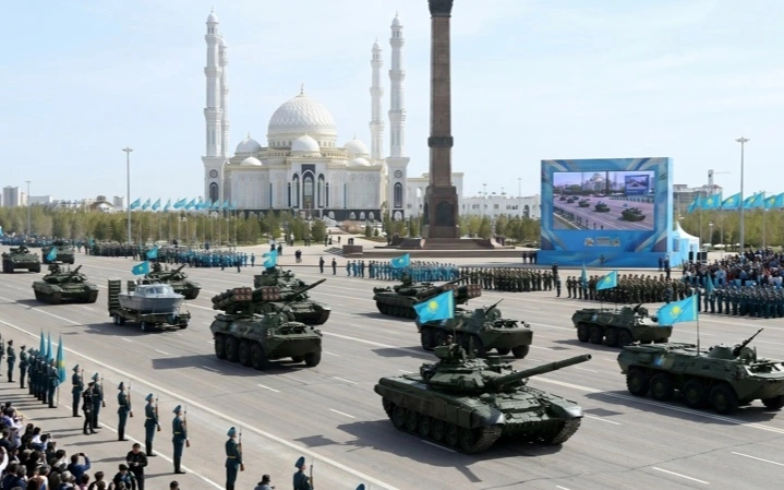 Каким вооружением и военной техникой оснащена казахстанская армия