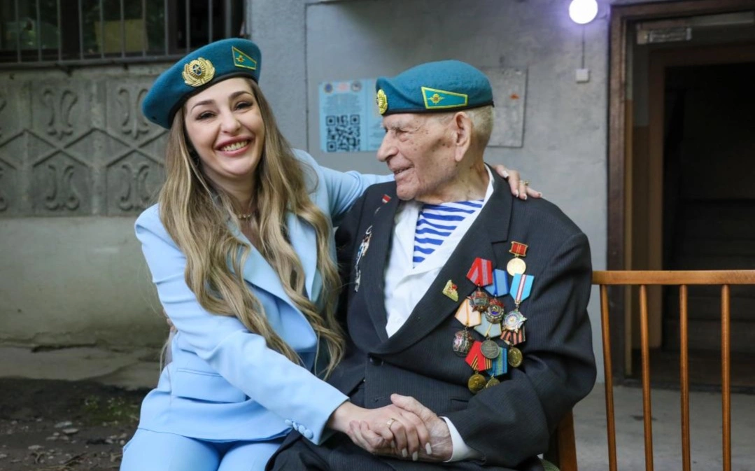 Ветерана Виктора Изюмникова поздравили в Алматы десантники и чемпионка мира Ангелина Лукас