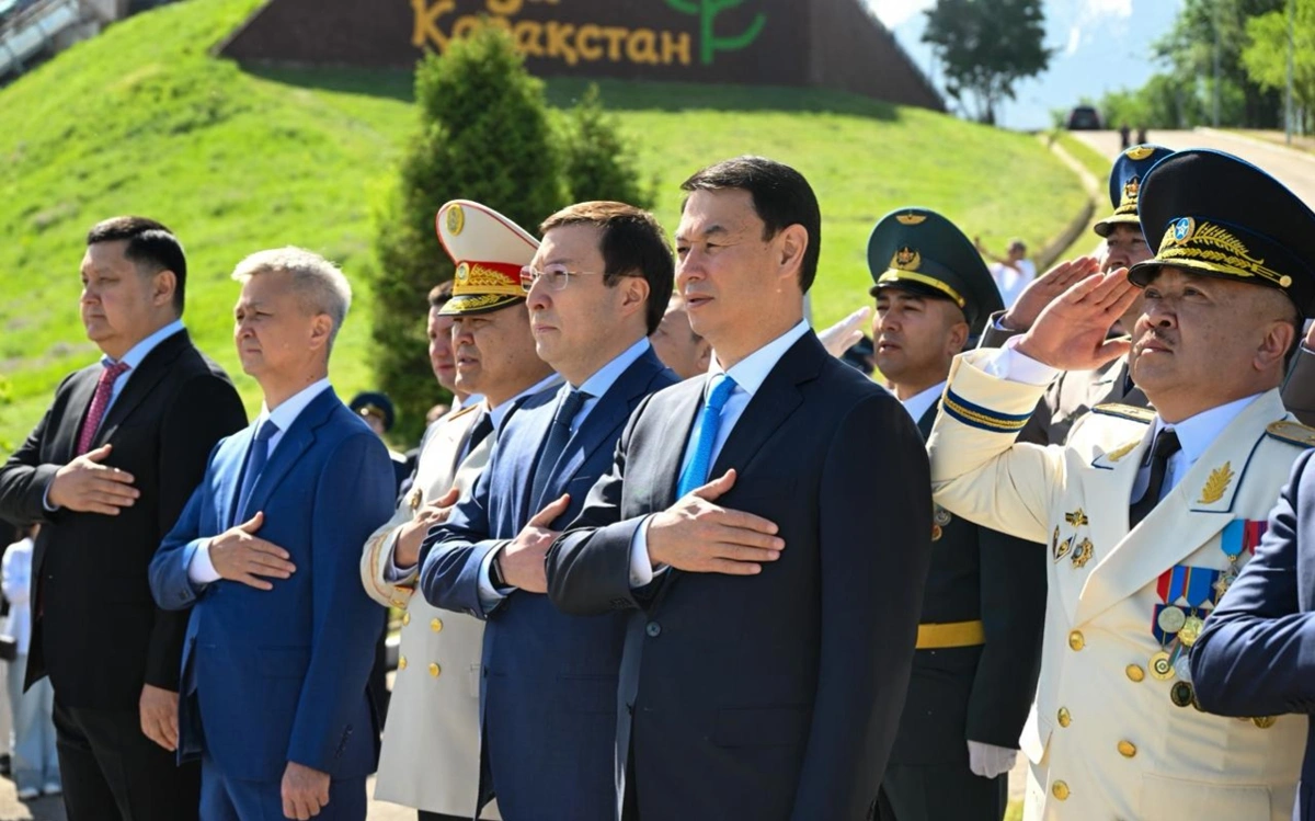 Государственный флаг торжественно подняли ко Дню защитника Отечества в Алматы