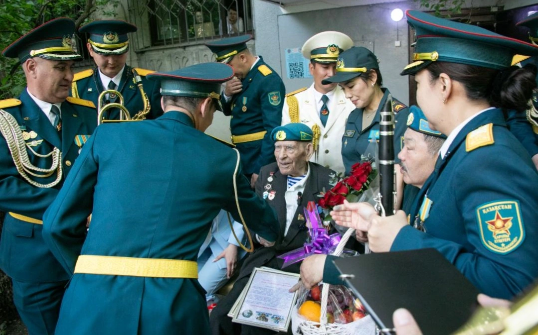 Ветерана Виктора Изюмникова поздравили в Алматы десантники и чемпионка мира Ангелина Лукас