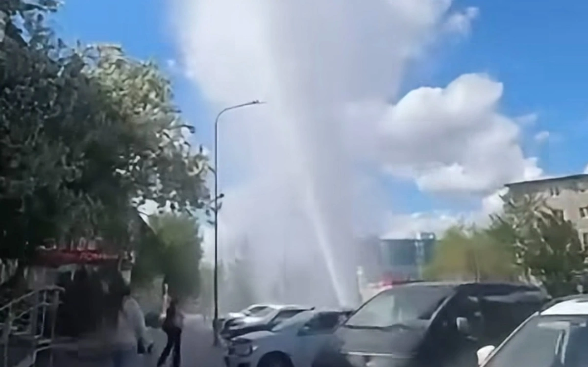 Вода хлынула из-под земли фонтаном в Костанае