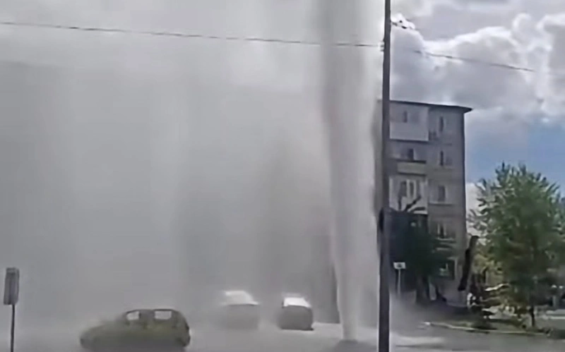 Вода хлынула из-под земли фонтаном в Костанае