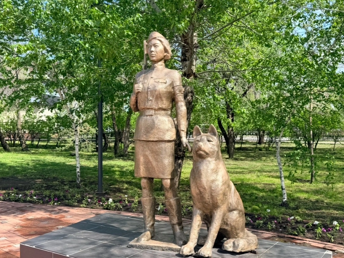 Памятник в парке в Костанае