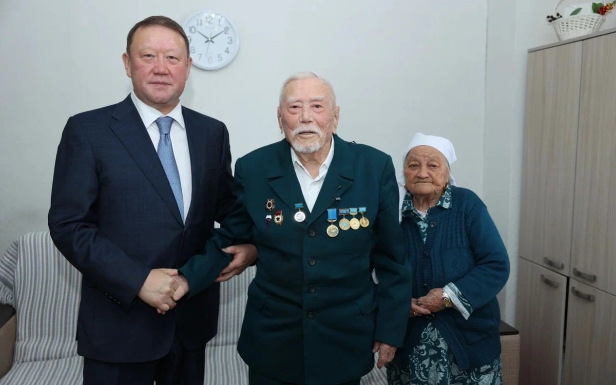 Ветеранов поздравили в преддверии Дня Победы в Костанайской области