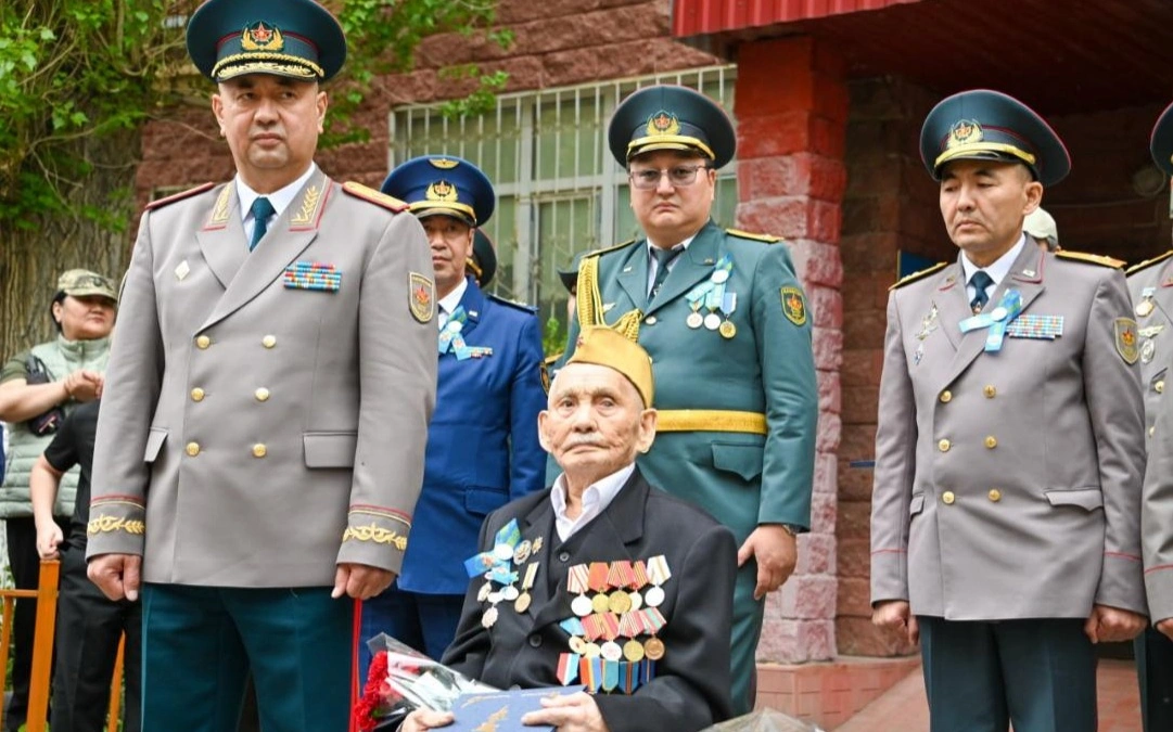 Құрлық әскерлерінің бас қолбасшысы елордалық 102 жастағы жалғыз майдангерді құттықтады