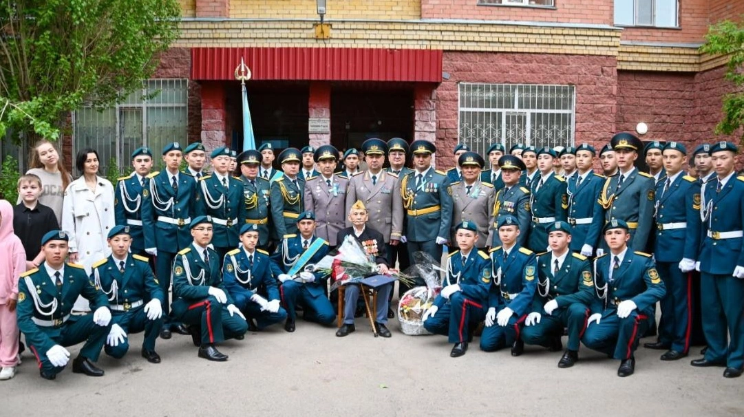 Құрлық әскерлерінің бас қолбасшысы елордалық 102 жастағы жалғыз майдангерді құттықтады