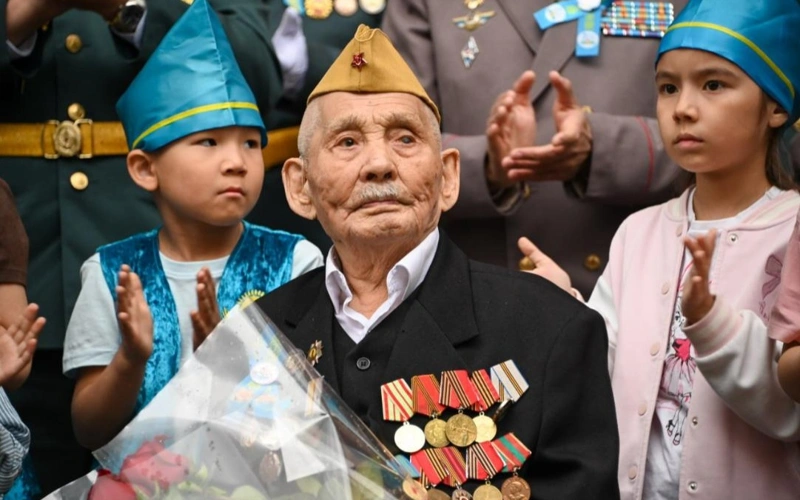 Құрлық әскерлерінің бас қолбасшысы елордалық 102 жастағы жалғыз майдангерді құттықтады