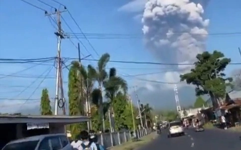 3 hikers missing after Mount Dukono eruption in Indonesia