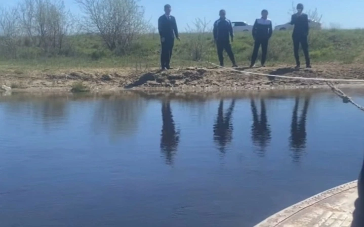 Жители села в Актюбинской области пересели на лодки после ливня