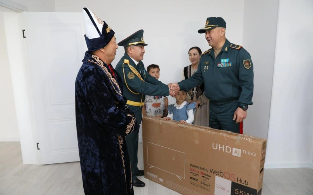 Военнослужащим выдали ключи от квартир в Астане