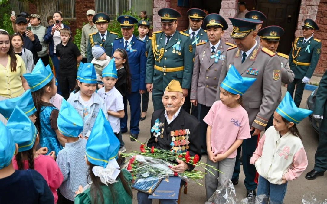 Құрлық әскерлерінің бас қолбасшысы елордалық 102 жастағы жалғыз майдангерді құттықтады