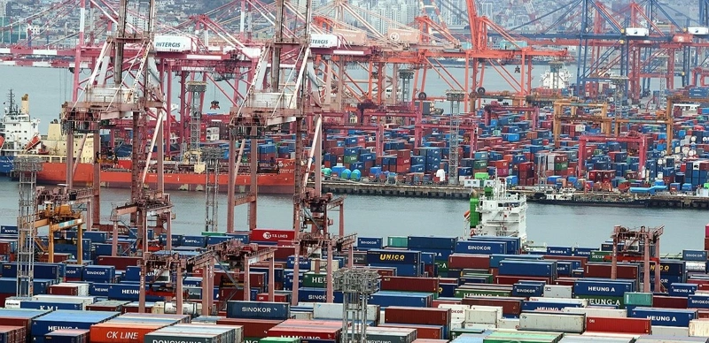 The country’s current account surplus reached 37.33 billion US dollars, surpassing the previous monthly record set in February. South Korea has now maintained a current account surplus for 35 consecutive months, marking one of the longest streaks in its history. Exports rose sharply in March, driven largely by the technology sector. Semiconductor shipments and computer-related products saw especially strong growth, helping push overall exports to a record high. Imports also increased, though at a slower pace, resulting in a significant trade surplus. BOK officials said geopolitical tensions in the Middle East, including the U.S.-Iran conflict, had little effect on trade during March. However, they noted that future developments in the region and the pace of chip exports will remain important factors for the economy in the coming months. South Korea also posted its first travel account surplus in more than 11 years, boosted by a surge in foreign tourists attending BTS comeback concerts in Seoul and Goyang. More than 2 million foreign visitors traveled to the country in March, reflecting growing tourism demand fueled by K-pop and cultural events. Meanwhile, the country’s financial account showed a strong rise in net assets, with overseas investments by South Korean residents increasing during the month. Foreign direct investment into South Korea also continued to grow despite foreign investors reducing some stock holdings.