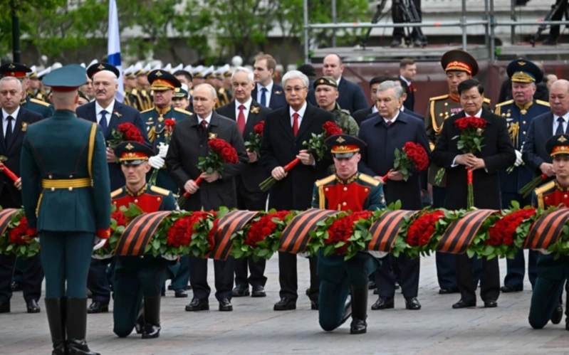 Президент Москвада Ғалабанинг 81 йиллигига бағишланган ҳарбий парадда иштирок этди