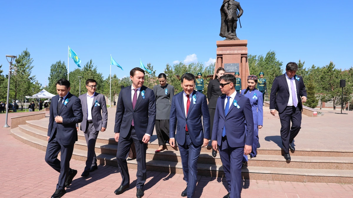 Мемлекеттік кеңесші Бауыржан Момышұлының ескерткішіне гүл шоқтарын қойды