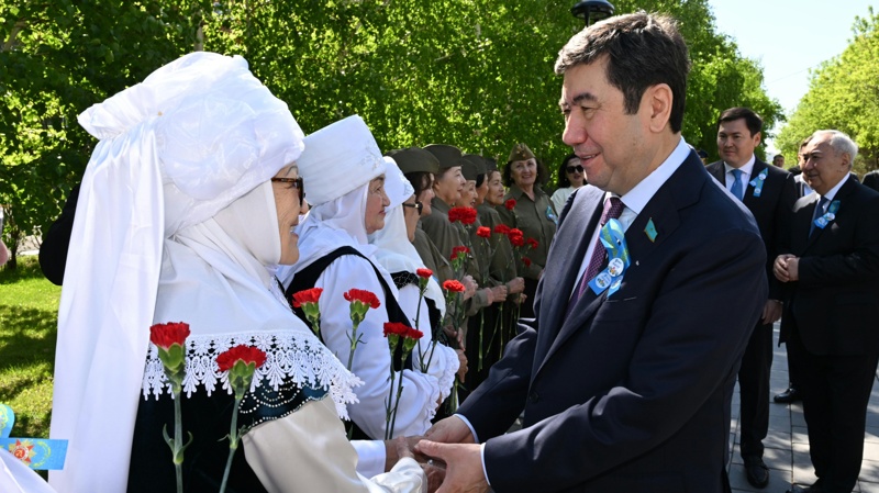 Majilis Speaker lays flowers at monument to legendary pilot Talgat Bigeldinov