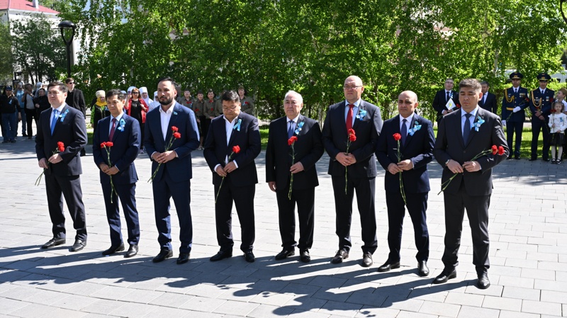 Majilis Speaker lays flowers at monument to legendary pilot Talgat Bigeldinov