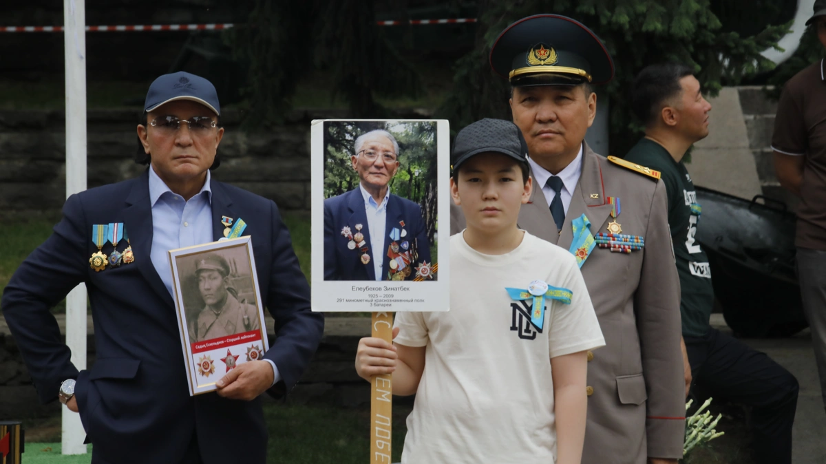 Акция &laquo;Батырларға тағзым&raquo;: тысячи алматинцев почтили память героев ВОВ