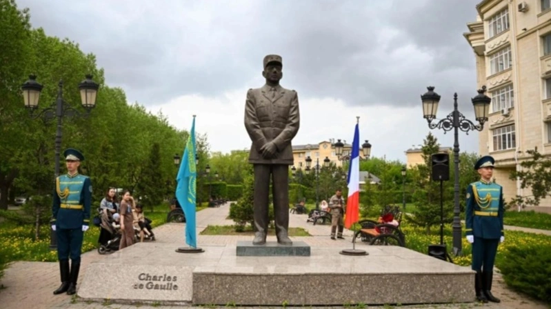Шарль де Голль ҳайкали