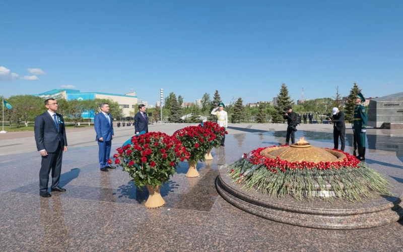 Олжас Бектенов, Маулен Ашимбаев и Ерлан Кошанов почтили память погибших в годы войны
