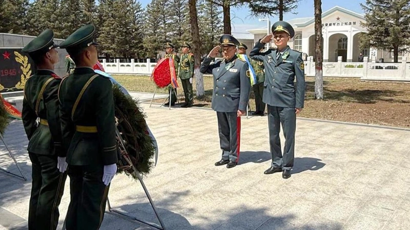 Áskerı dıplomattar Qytaıda qaza tapqan qazaqstandyq jaýyngerlerdiń rýhyna taǵzym etti