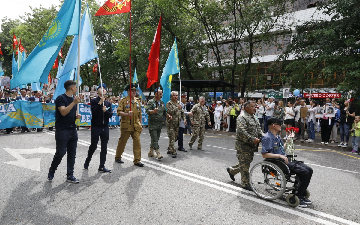 Акция &laquo;Батырларға тағзым&raquo;: тысячи алматинцев почтили память героев ВОВ