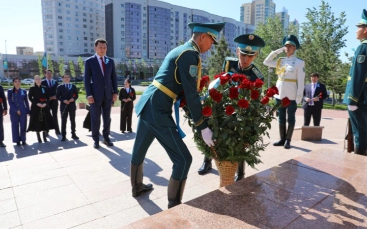 Ерлан Қарин Бауржан Момишулининг ҳайкали пойига гулчамбар қўйди