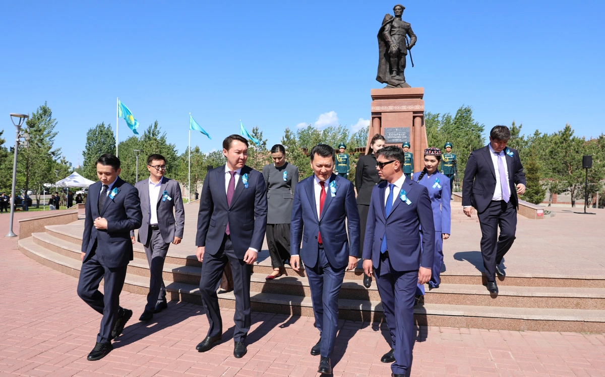 Ерлан Карин возложил цветы к памятнику Бауыржану Момышулы в День Победы