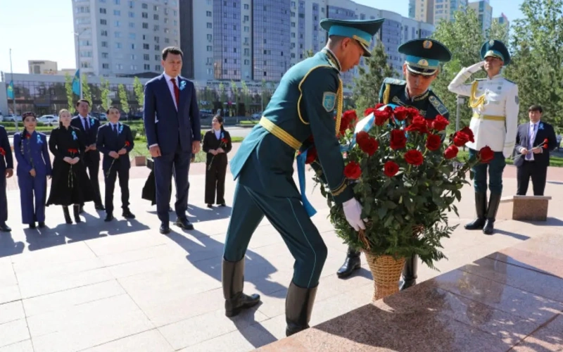 Ерлан Карин возложил цветы к памятнику Бауыржану Момышулы в День Победы