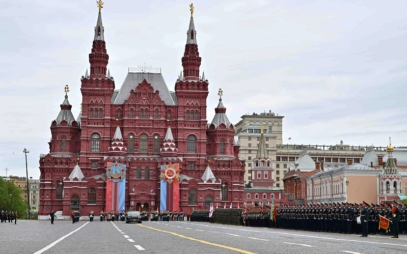 Президент Москвада Ғалабанинг 81 йиллигига бағишланган ҳарбий парадда иштирок этди