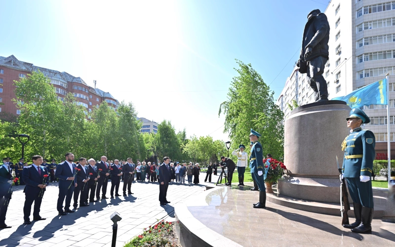 Majilis Speaker lays flowers at monument to legendary pilot Talgat Bigeldinov