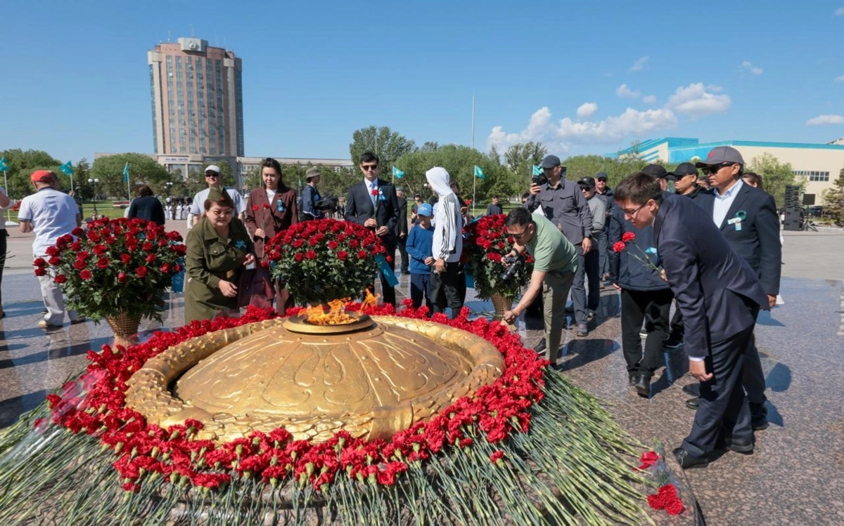 Олжас Бектенов, Маулен Ашимбаев и Ерлан Кошанов почтили память погибших в годы войны