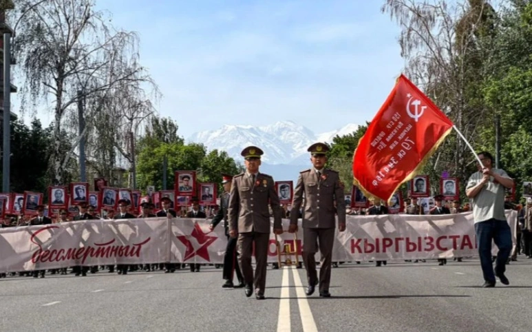 Qyrǵyzstanda 30 myń bishkektik «Máńgilik polk» sherýine shyqty