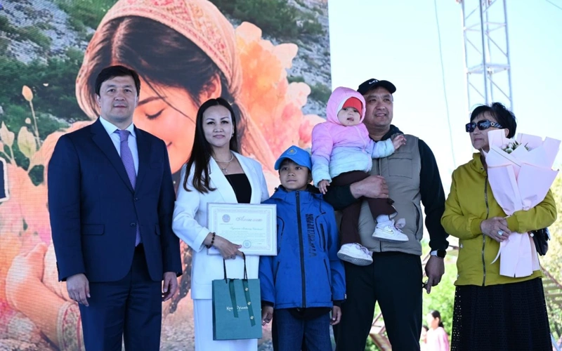 Aqtóbede kópbalaly analar men «Altyn alqa» ıegerleri marapattaldy