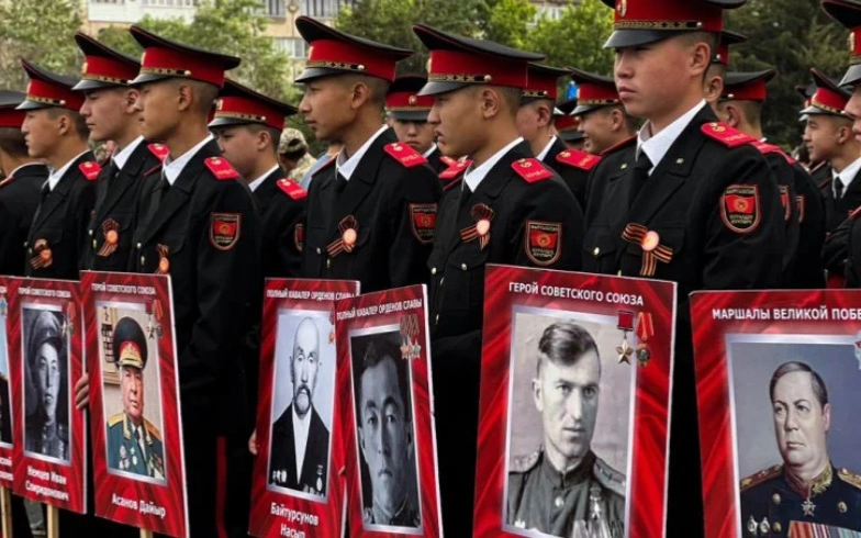 Qyrǵyzstanda 30 myń bishkektik &laquo;Máńgilik polk&raquo; sherýine shyqty