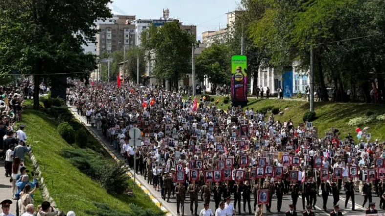 Qyrǵyzstanda 30 myń bishkektik &laquo;Máńgilik polk&raquo; sherýine shyqty