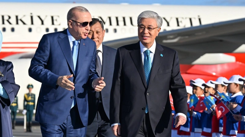 Kassym-Jomart Tokayev greets Recep Tayyip Erdoğan at Astana Airport 
