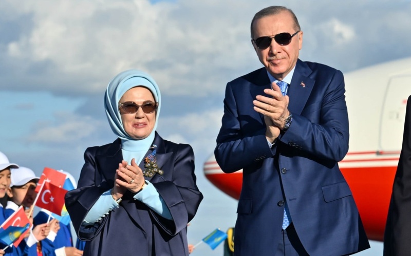 Kassym-Jomart Tokayev greets Recep Tayyip Erdoğan at Astana Airport 