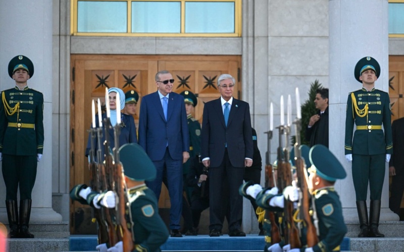 Kassym-Jomart Tokayev greets Recep Tayyip Erdoğan at Astana Airport 