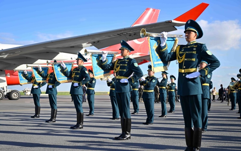 Kassym-Jomart Tokayev greets Recep Tayyip Erdoğan at Astana Airport 