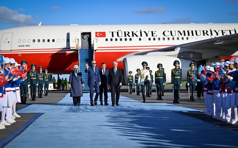 Kassym-Jomart Tokayev greets Recep Tayyip Erdoğan at Astana Airport 
