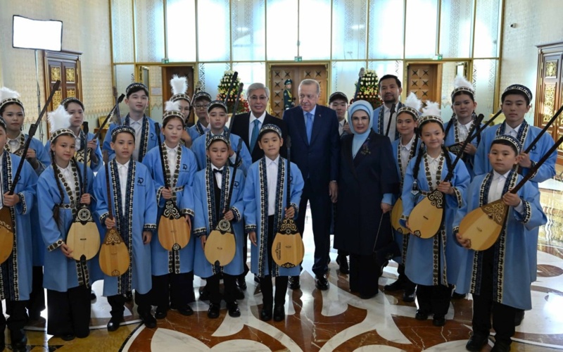 Kassym-Jomart Tokayev greets Recep Tayyip Erdoğan at Astana Airport 