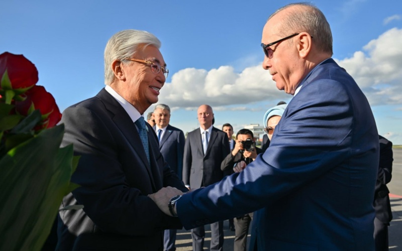 Kassym-Jomart Tokayev greets Recep Tayyip Erdoğan at Astana Airport 