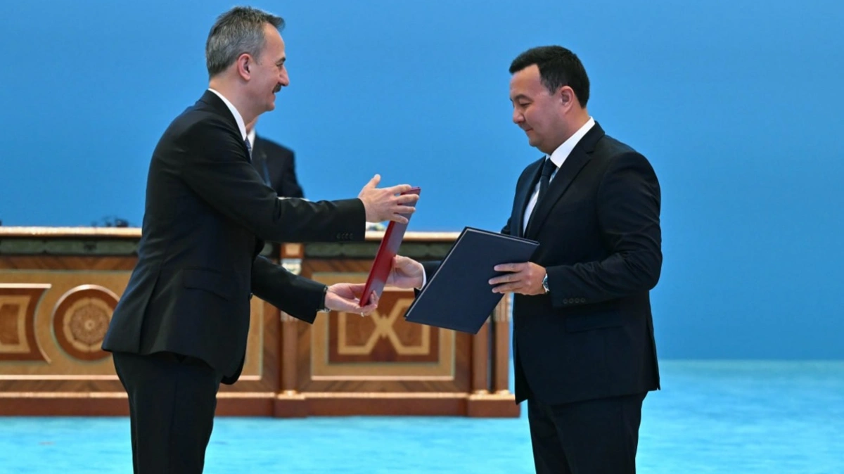 Eki eldiń resmı delegatsııa músheleri memleketaralyq, úkimetaralyq jáne vedomstvoaralyq deńgeıdegi qujattarmen almasty