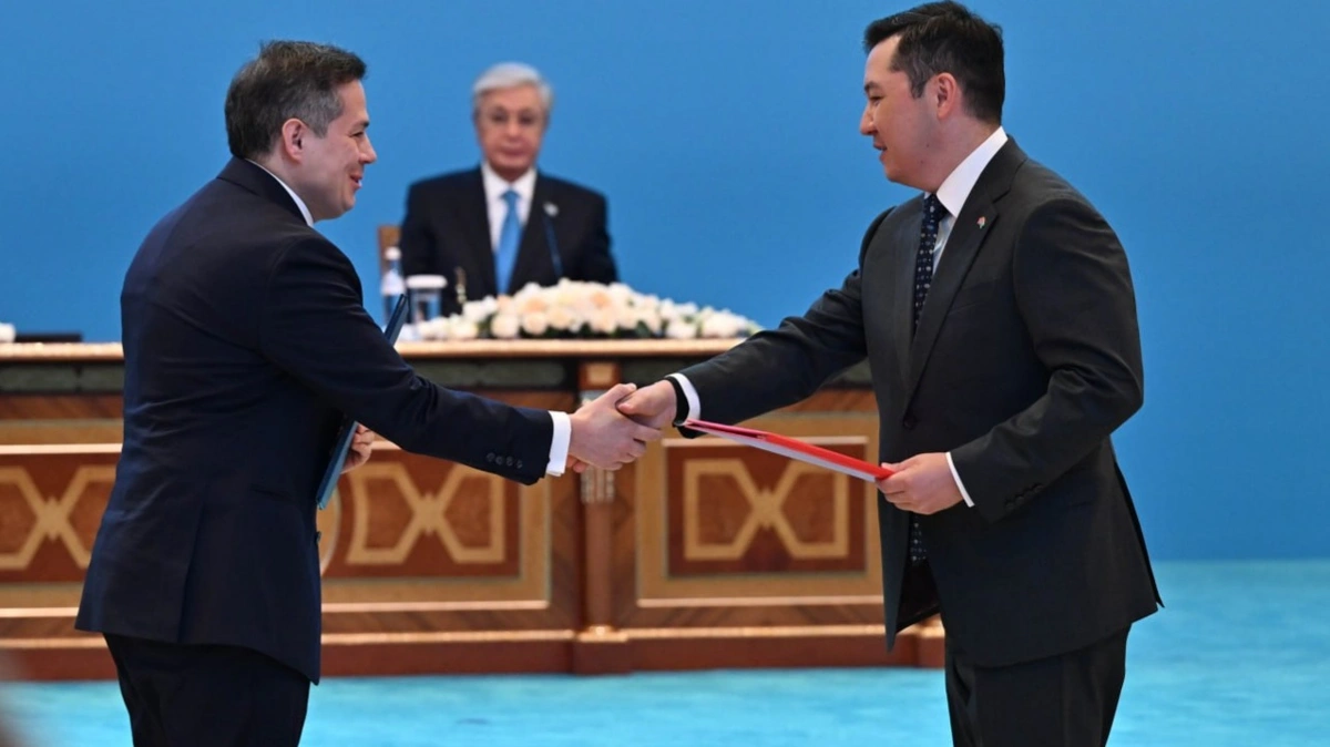 Eki eldiń resmı delegatsııa músheleri memleketaralyq, úkimetaralyq jáne vedomstvoaralyq deńgeıdegi qujattarmen almasty
